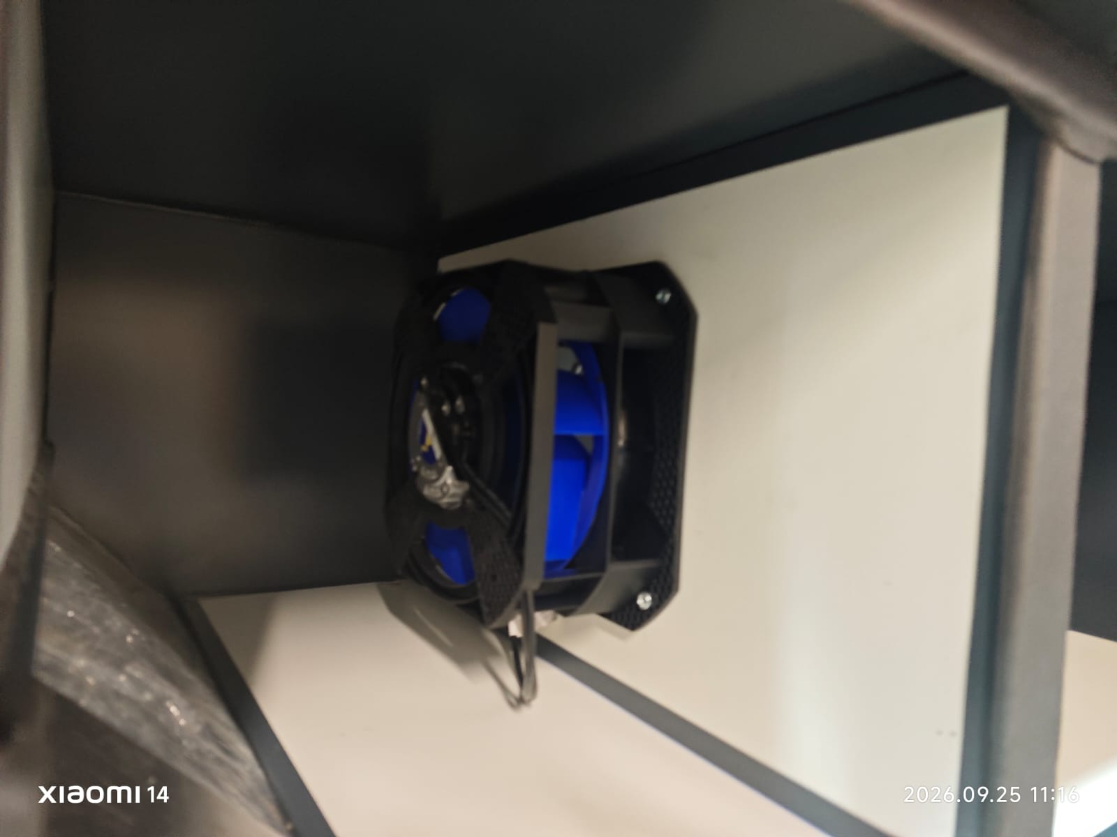 Detail ventilátoru uvnitř rekuperační jednotky při montáži